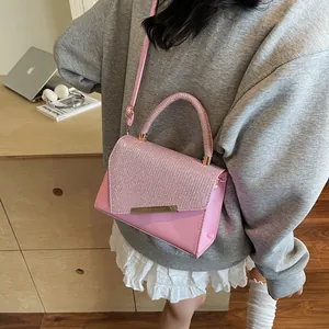 Petit sac carré rose au design de niche avec strass et détails en métal doré