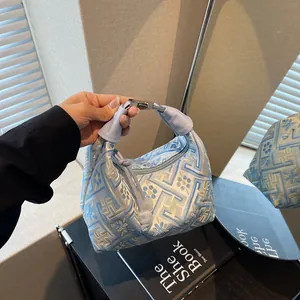 Vintage Jacquard Floral Underarm Bag For Women New Chinese Style Embroidery Hobo Bag With Metal Buckle And Bead Pendant Handbag