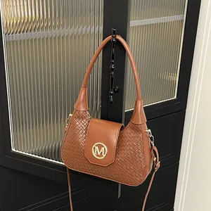 Sac demi-lune en cuir PU tressé marron avec boucle M dorée et bandoulière
