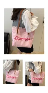 Detalle del bolso tote rosa con bordado Summer y diseño de bordes deshilachados