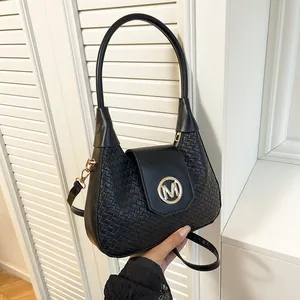 Sac à Épaule en Cuir PU Tissé Rétro pour Femmes Mode Logo M Boucle en Métal Sac Sous l'Aisselle Sac Bandoulière pour Travail Fête