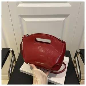 Dettaglio della borsa tote in pelle lucida bordeaux con logo argento stampato