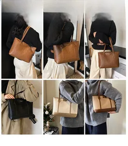 Détail du tissage sur un grand sac cabas proposé en plusieurs coloris élégants