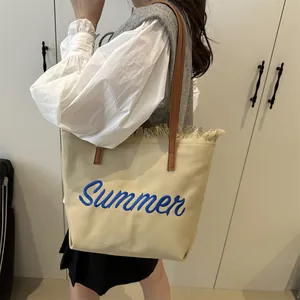 Bolso tote de lona beige con bordado Summer, bordes deshilachados y asas de cuero marrón