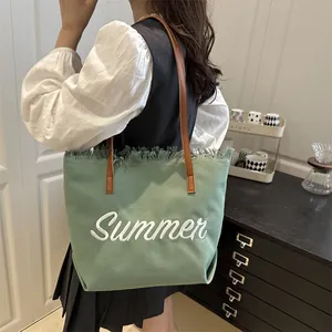 Bolso tote de lona verde claro con bordado Summer y detalles de flecos suaves
