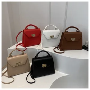 Dettaglio di mini borse a trapezio in cinque colori con fibbie in metallo dorato