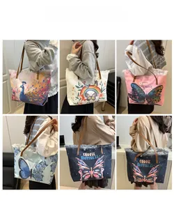 Détails des sacs cabas en toile avec broderies colorées et bords à franges chics