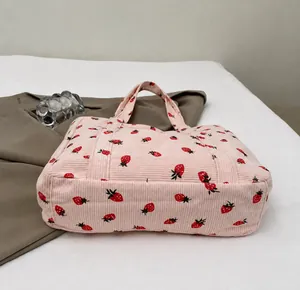 Nahaufnahme der Erdbeer-Cordtasche mit verschleißfestem Boden im Detail