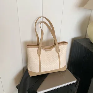 Grand sac fourre-tout tressé blanc cassé avec anses marron pour les trajets quotidiens