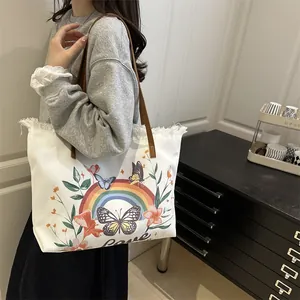 Sac cabas en toile avec broderies papillons, arc-en-ciel et bandoulière en similicuir