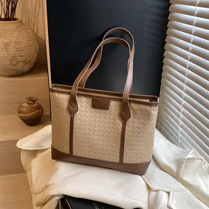 Grand sac cabas tressé vintage avec poignées en cuir contrastées en beige et marron chic