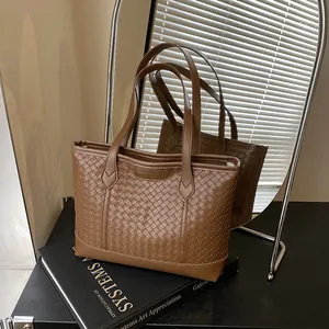 Grand sac cabas tressé marron pour femme au style rétro minimaliste et élégant pour le bureau
