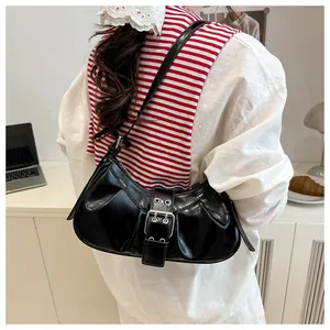 Sac bandoulière demi-lune noir brillant avec boucle argentée et sangle réglable