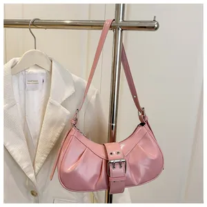 Vue détaillée du sac lune rose en cuir verni avec fronces élégantes et boucle argentée