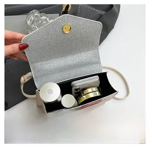 Innenansicht zeigt Kapazität für Smartphone, Parfüm und Make-up in kleiner Klappentasche