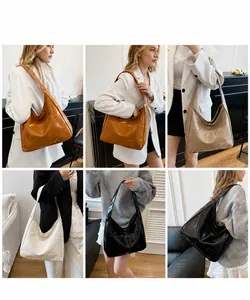 Collage di quattro grandi borse tote lucide nei colori caramello, beige, bianco e nero