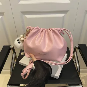 Bolso Bombonera Plisado para Mujer Cuero PU Cordón Bolso de Hombro Cruzado Moda de Mano Con Colgante de Peluche