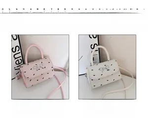 Comparaison de taille de sacs roses et blancs avec nœuds et règle de mesure