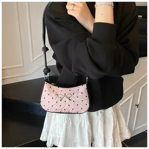 Nahaufnahme der rosa gesteppten Schultertasche mit Herzprint und silbernem Schleifen