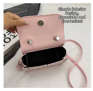 Vue détaillée de l'intérieur d'un sac à bandoulière rose matelassé avec fermoir aimanté