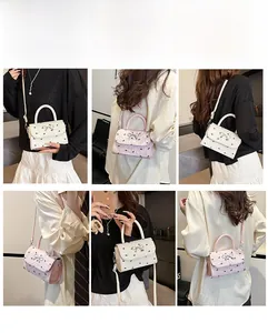 Détail du mini sac à bandoulière avec motifs noeuds et boucle métallique en plusieurs poses