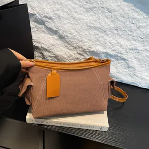 Retro Schultertasche aus braunem Canvas mit Lederbesatz und Kontrastnähten