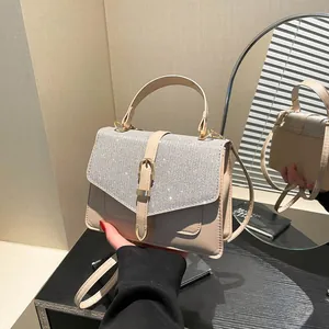 Beige kleine Umhängetasche mit glitzernder Klappe aus Strasssteinen und Tragegriff