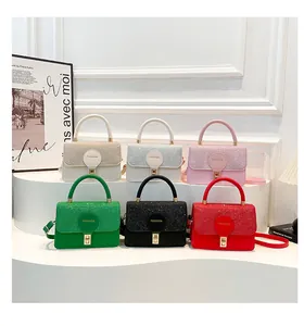 Vista detallada de mini bolsos bandolera brillantes en seis colores vibrantes