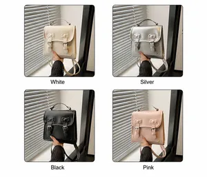 Collage schicker quadratischer Rucksäcke in Weiß, Silber, Schwarz und Rosa auf einer Fensterbank