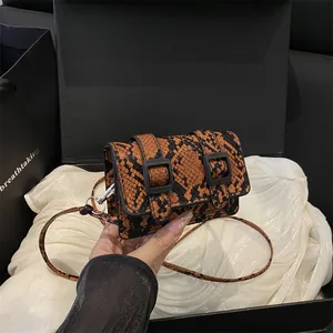 Piccola borsa a tracolla da donna con motivo a pelle di serpente e fibbie doppie