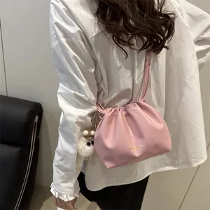 Bolso saco plisado rosa para mujer con colgante de peluche y diseño moderno
