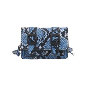 Sac bandoulière tendance à motif serpent bleu et noir avec doubles boucles déco