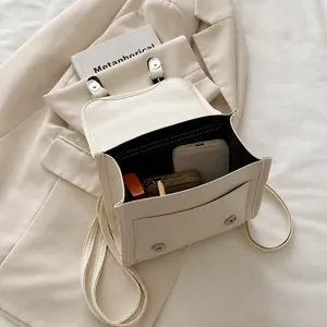 Innenkapazität des beigen Kunstleder-Rucksacks mit Platz für Handy und Make-up