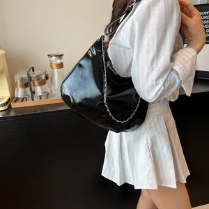Sac hobo noir brillant avec chaîne en métal argenté, sac fourre-tout élégant et moderne