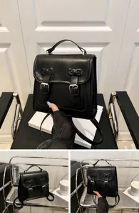 Detailansicht des schwarzen Kunstleder-Rucksacks mit dekorativen Schleifen und Schnalle