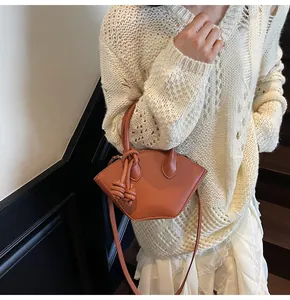 Sac géométrique en cuir marron caramel avec poignée décorative à nœud élégant
