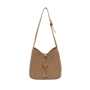 Minimalistische braune PU-Schultertasche mit Kontrastnähten und goldener Schnalle