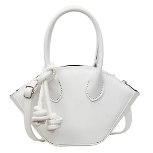 Sac à main blanc minimaliste en cuir avec nœuds décoratifs et bandoulière