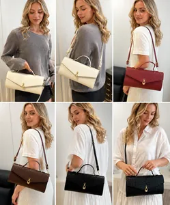 Détails du sac bandoulière tressé en quatre couleurs avec fermoir doré en goutte