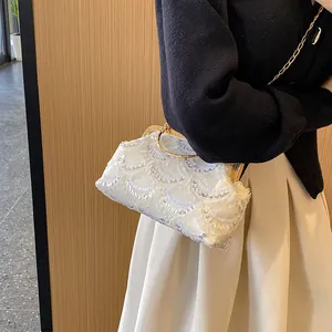 Borsa da sera retrò in rete bianca con paillettes e tracolla a catena dorata elegante