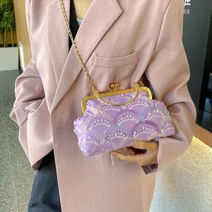 Borsa a tracolla viola con paillettes motivi a onde e catena dorata da donna