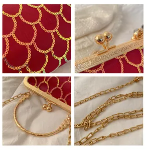 Detail van rode en gouden pailletten avondtas met metalen sluiting en handvat