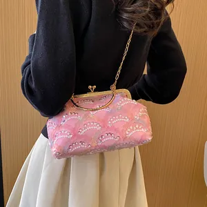 Borsa da sera con paillettes rosa e manico dorato con trama a rete a onde