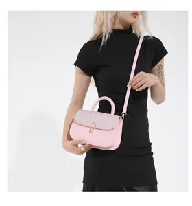 Detail van de roze lovertjesklep en gouden sluiting van de kleine crossbodytas voor dames
