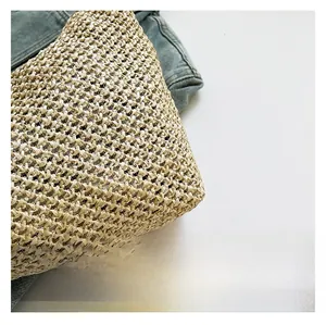 Gros plan sur la texture tissée main en paille d'un sac cabas au style vintage