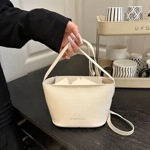 Sac seau chic en cuir beige à motif litchi avec logo de marque et pochette