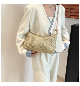 Détail du sac cabas en paille tissé main avec fine bandoulière en cuir nouée