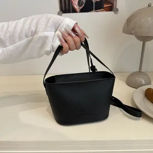 Sac seau chic en cuir noir à motif litchi avec poignée et bandoulière réglable