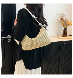 Détail du sac hobo tissé main avec texture en résille et bandoulière à nœuds blancs