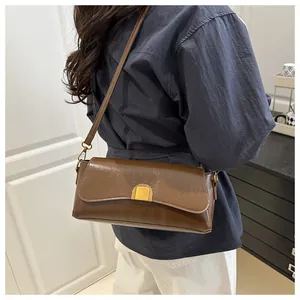 Détail du sac à bandoulière rectangulaire en cuir PU marron avec fermoir doré